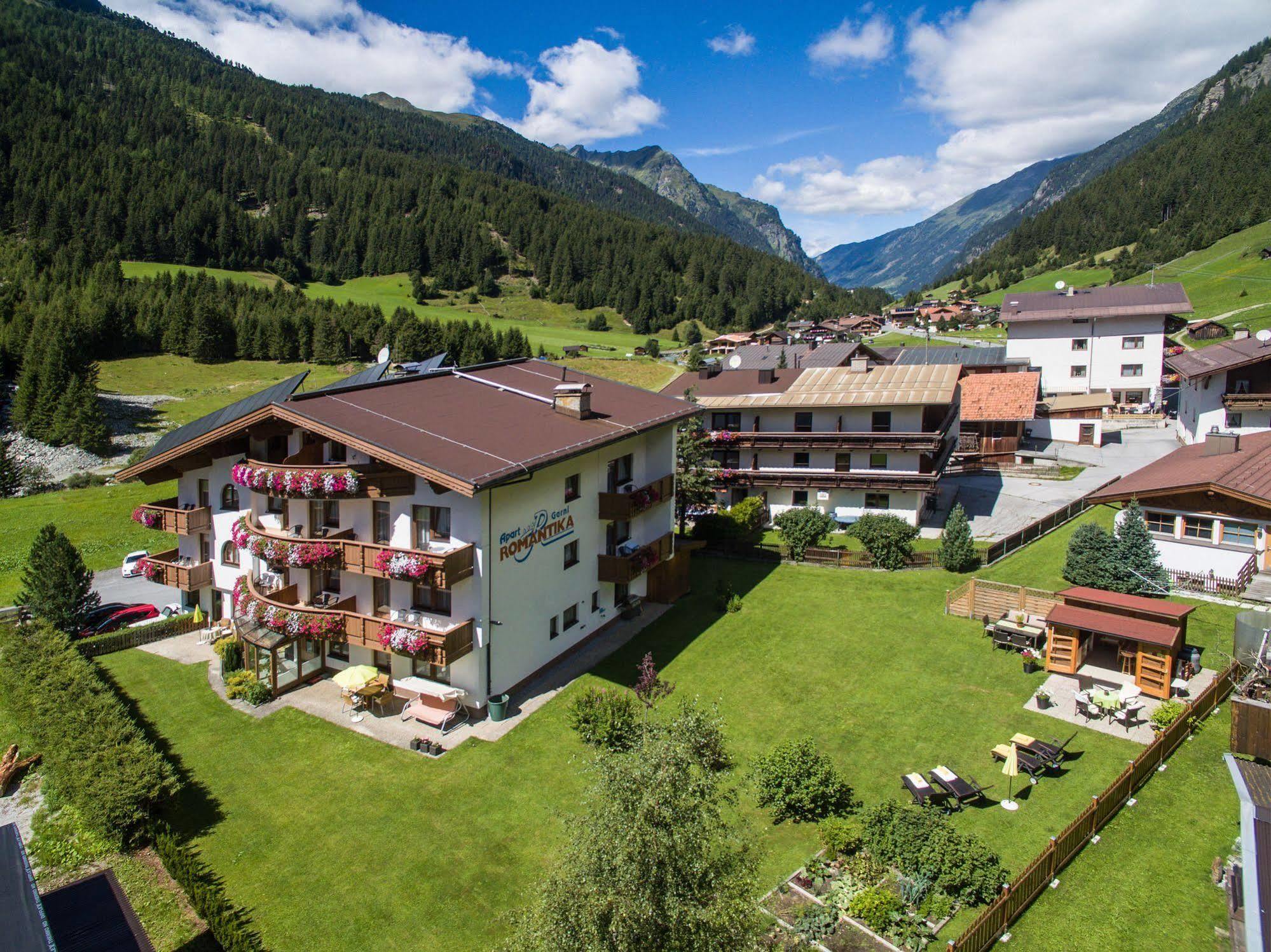 Hotel Garni Romantika Sankt Leonhard im Pitztal Exterior photo