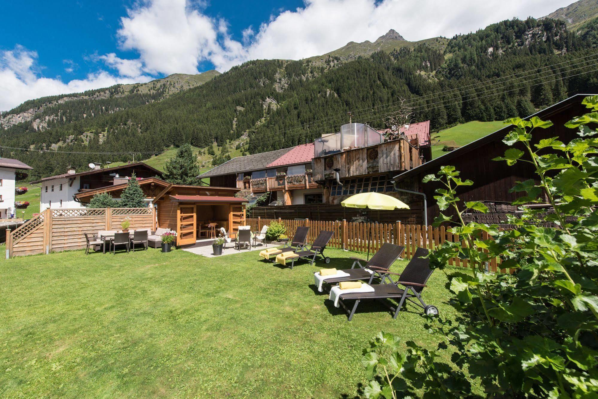 Hotel Garni Romantika Sankt Leonhard im Pitztal Exterior photo
