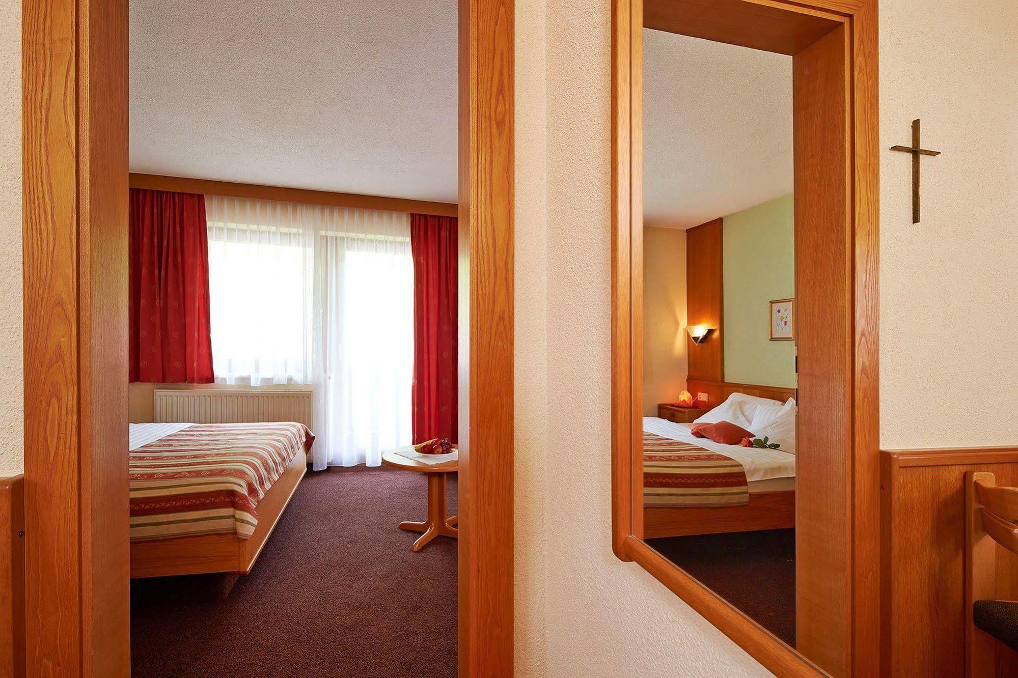 Hotel Garni Romantika Sankt Leonhard im Pitztal Exterior photo